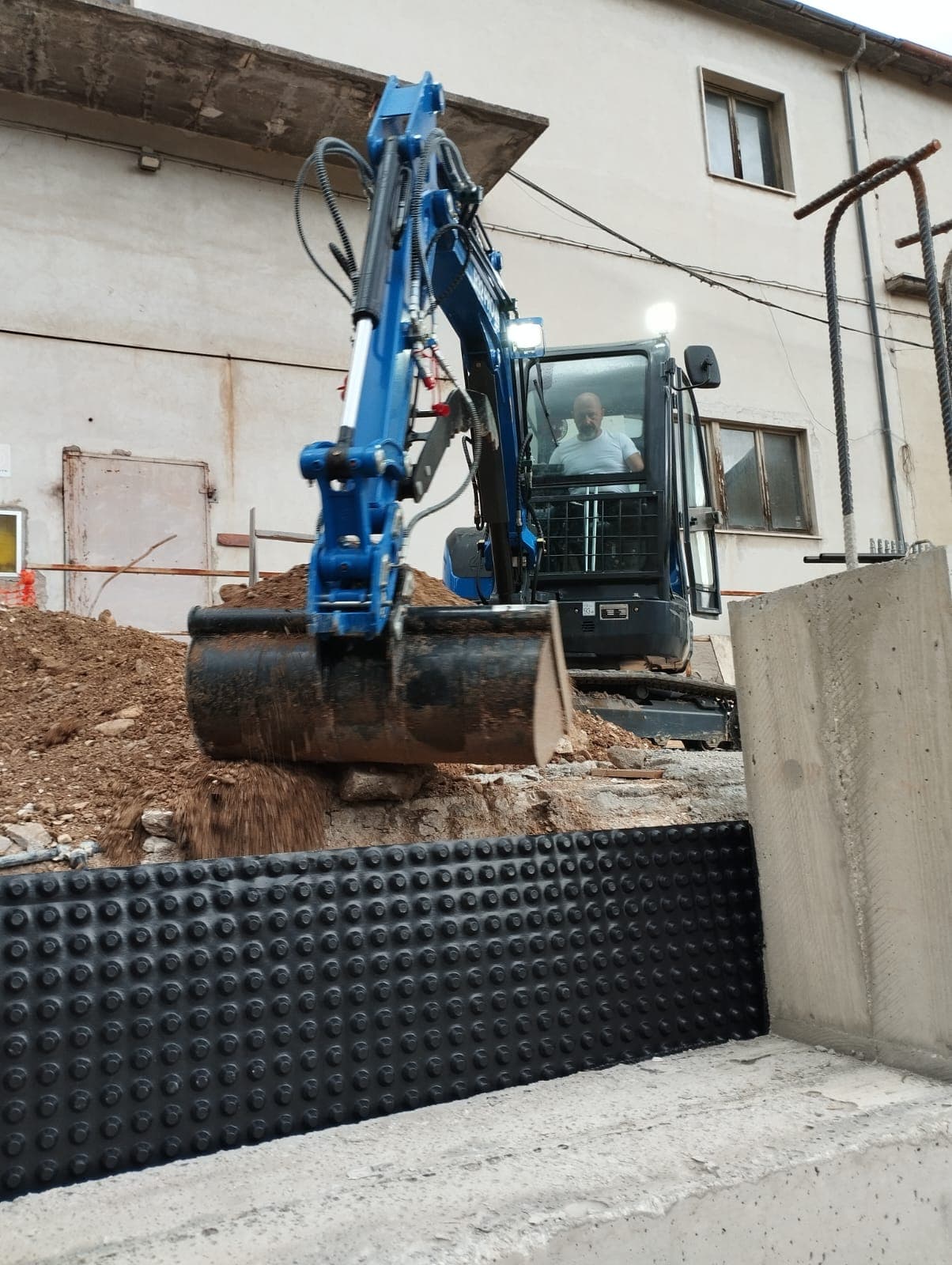 Escavatore G&M al lavoro in cantiere